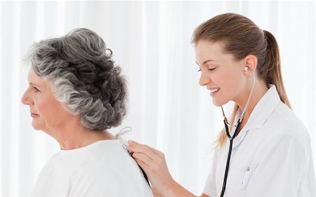 simsearch:400-04311151,k - Ziemlich Krankenschwester dabei den Herzschlag der ihrer Patientin Stockbilder - Microstock & Abonnement, Bildnummer: 400-05310719