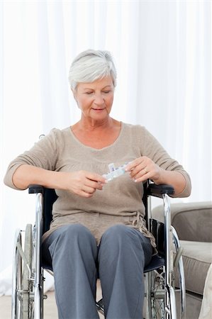 simsearch:400-04327275,k - Senior in wheelchair with pills Stockbilder - Microstock & Abonnement, Bildnummer: 400-05310733