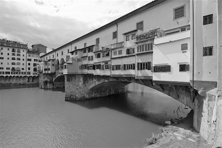 simsearch:400-05881748,k - Side view of Ponte Vecchio in Florence, Italy Photographie de stock - Aubaine LD & Abonnement, Code: 400-05312156