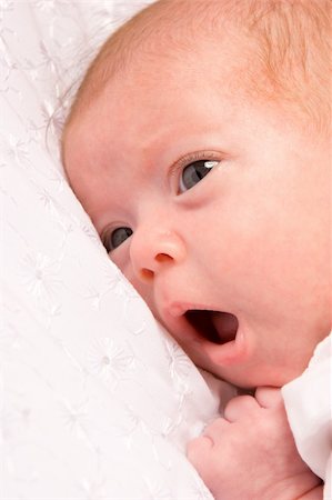 simsearch:400-05041038,k - yawning Baby girl in the age of one months Foto de stock - Super Valor sin royalties y Suscripción, Código: 400-05312522
