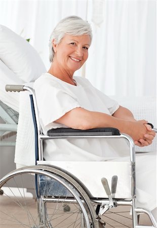 simsearch:400-04327275,k - Senior woman in her wheelchair looking at the camera Stockbilder - Microstock & Abonnement, Bildnummer: 400-05313693
