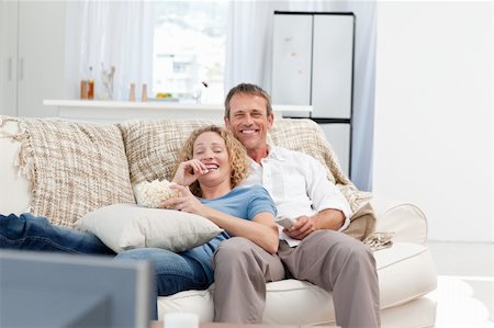 simsearch:400-04268918,k - Lovers watching tv in the living room at home Stockbilder - Microstock & Abonnement, Bildnummer: 400-05313724