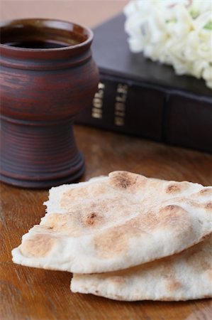 Chalice with red wine, pita bread, Holy Bible and white hyacinth Photographie de stock - Aubaine LD & Abonnement, Code: 400-05313956