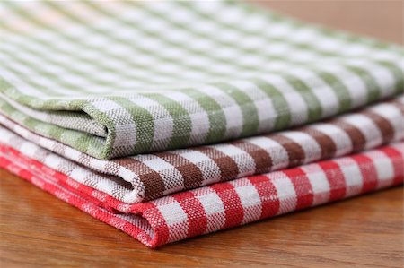 simsearch:400-04799995,k - Stack of colorful dish towels on wooden table. Shallow dof Foto de stock - Super Valor sin royalties y Suscripción, Código: 400-05313957