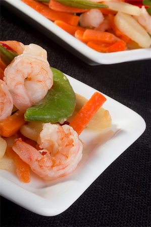 simsearch:400-05745083,k - Close-up photograph of a shrimp salad on a white plate. Fotografie stock - Microstock e Abbonamento, Codice: 400-05324014