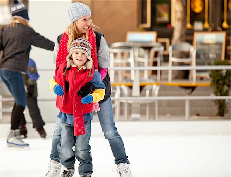 simsearch:400-08315867,k - a mother helps her son learn to ice-skate Photographie de stock - Aubaine LD & Abonnement, Code: 400-05324302