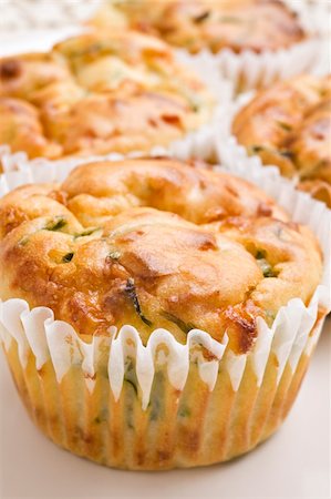 simsearch:400-08862169,k - Freshly baked spinach and cheese muffins ready to be served Stockbilder - Microstock & Abonnement, Bildnummer: 400-05324652