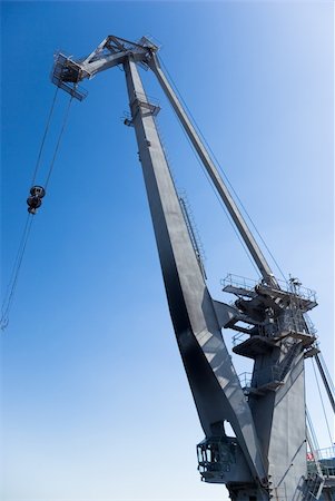simsearch:400-04805936,k - big harbor crane in the background of blue sky Photographie de stock - Aubaine LD & Abonnement, Code: 400-05325909