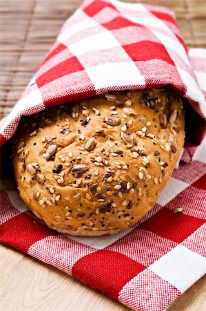 simsearch:400-06100024,k - Whole wheat loaf in a red and white cloth ready to be served Foto de stock - Super Valor sin royalties y Suscripción, Código: 400-05326039