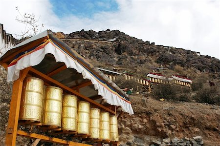 rueda de oración - Landscape of golden prayer wheels in the mountains Foto de stock - Super Valor sin royalties y Suscripción, Código: 400-05326321