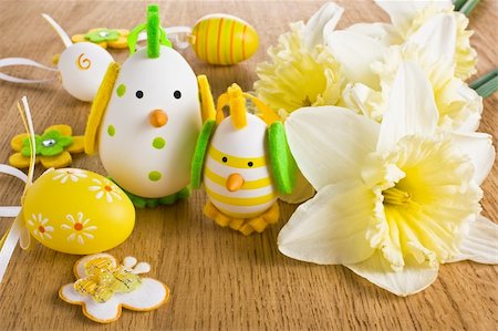 Easter chicken egg decoration with narcissus flower Fotografie stock - Microstock e Abbonamento, Codice: 400-05326376