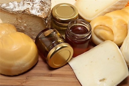 Portions of cheese and  honey of different qualities Photographie de stock - Aubaine LD & Abonnement, Code: 400-05326680