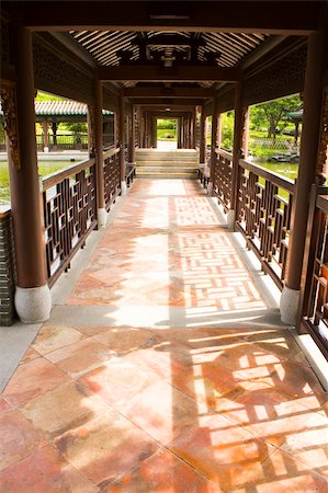 simsearch:400-04732302,k - Traditional Chinese architecture, long corridor in outdoor park Foto de stock - Super Valor sin royalties y Suscripción, Código: 400-05327578