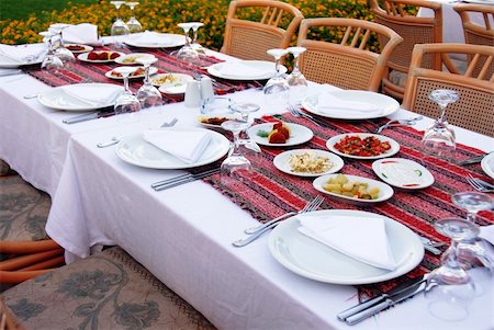 simsearch:400-06461717,k - outdoor table with served plate and wine glasses Stock Photo - Budget Royalty-Free & Subscription, Code: 400-05328545