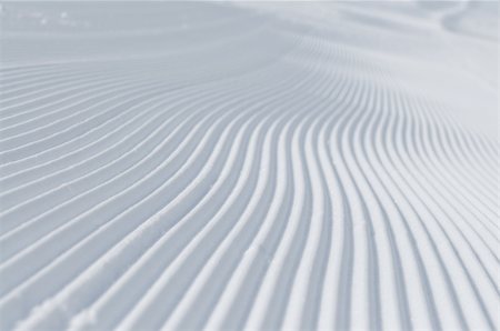 ski trail - tracks on ski slopes in snow at beautiful sunny  winter day with blue sky Photographie de stock - Aubaine LD & Abonnement, Code: 400-05328789