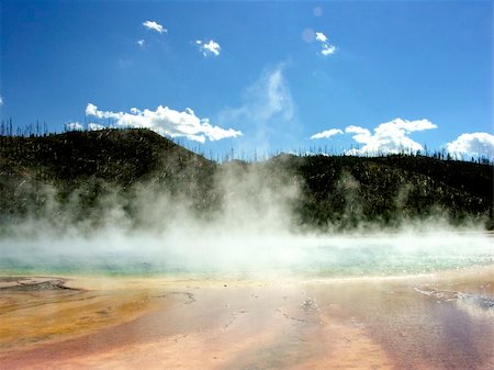 Smoky Geyser in the Yellowstone National Park Foto de stock - Royalty-Free Super Valor e Assinatura, Número: 400-05328858