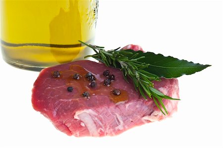 Fillet of beef with pepper and spices on white background Photographie de stock - Aubaine LD & Abonnement, Code: 400-05328935