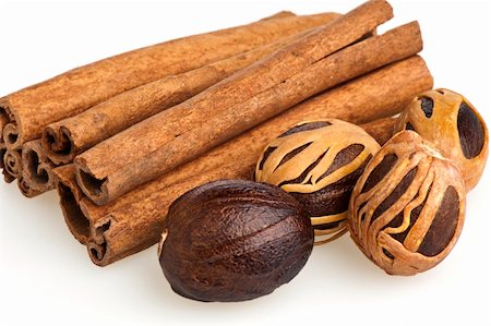 nutmeg and cinnamon sticks on a white background Photographie de stock - Aubaine LD & Abonnement, Code: 400-05328937