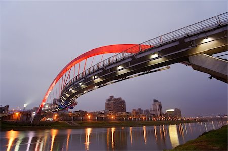 Beautiful bridge in red color over river in evening, city night scene in Taipei, Asia. Foto de stock - Super Valor sin royalties y Suscripción, Código: 400-05329367