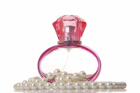 simsearch:614-00396876,k - Perfume in a glass bottle and pearl beeds on white background Photographie de stock - Aubaine LD & Abonnement, Code: 400-05329594