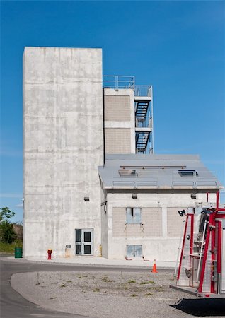 A concrete structure at a fire training facility allows firefighters to practice various scenarios. Photographie de stock - Aubaine LD & Abonnement, Code: 400-05329699