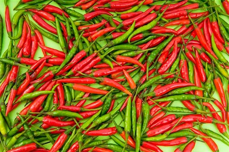 simsearch:400-04288181,k - Background made of green and red peppers Photographie de stock - Aubaine LD & Abonnement, Code: 400-05320498