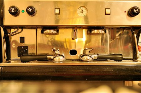 frothy head - Professional espresso machine in a coffee shop Foto de stock - Super Valor sin royalties y Suscripción, Código: 400-05320814