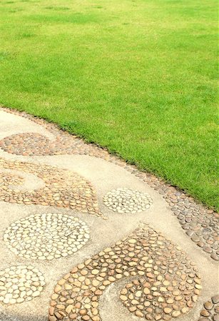 petal on stone - Garden stone path with grass Photographie de stock - Aubaine LD & Abonnement, Code: 400-05321513