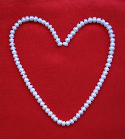 simsearch:400-05317372,k - Heart from white pearls on an elegant red silk for St Valentine's day card Foto de stock - Super Valor sin royalties y Suscripción, Código: 400-05323394