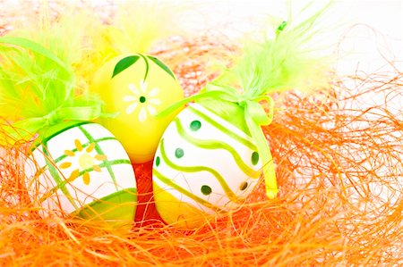 Painted eggs on orange background. Foto de stock - Royalty-Free Super Valor e Assinatura, Número: 400-05323502