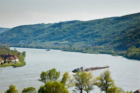 simsearch:649-05950818,k - Inland Water Transportation on the Danube River Foto de stock - Super Valor sin royalties y Suscripción, Código: 400-05334147