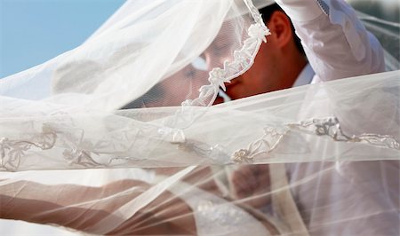 diadème - The groom and the bride kiss having closed by a veil Stock Photo - Budget Royalty-Free & Subscription, Code: 400-05334204