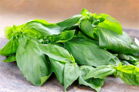 simsearch:400-04418942,k - green fresh basil in a wooden bowl Stockbilder - Microstock & Abonnement, Bildnummer: 400-05334238