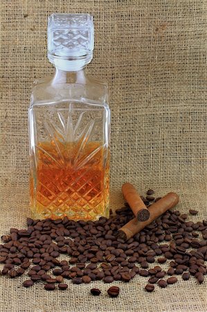 Whiskey, coffee and cigars. Picture of decorative crystal glass bottle contains whiskey, coffee beans and two cigars over burlap background. Photographie de stock - Aubaine LD & Abonnement, Code: 400-05334291