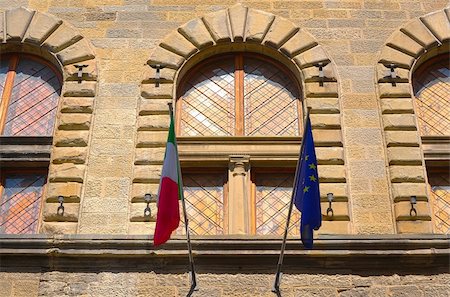 simsearch:400-07675125,k - Italian And EU Flags on the Facade of a Historic Building Foto de stock - Super Valor sin royalties y Suscripción, Código: 400-05334475