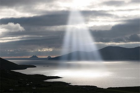 skellig coast - vue panoramique de Kerry des roches Skellig en Irlande avec montagnes contre un beau bleu ciel nuageux Photographie de stock - Aubaine LD & Abonnement, Code: 400-05334521