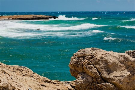 Waves in the sea near rocky coast Fotografie stock - Microstock e Abbonamento, Codice: 400-05334615