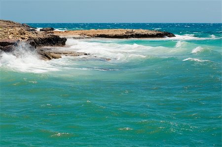 Waves in the sea near rocky coast Fotografie stock - Microstock e Abbonamento, Codice: 400-05334616