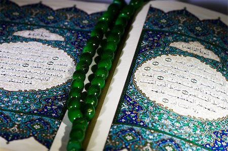 the holy quran opened with rosary beads Photographie de stock - Aubaine LD & Abonnement, Code: 400-05334912