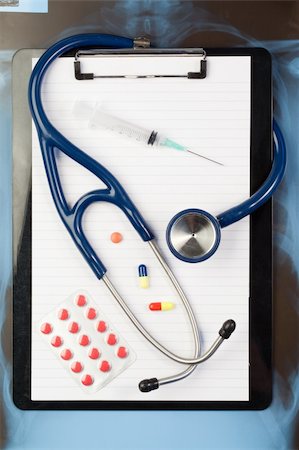 simsearch:400-05914955,k - Note pad and blister strip with medicine and blue stethoscope on a blue and dark background Photographie de stock - Aubaine LD & Abonnement, Code: 400-05335125