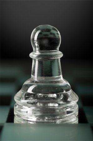 simsearch:400-04383941,k - glass chess pawn is standing on board in dark Photographie de stock - Aubaine LD & Abonnement, Code: 400-05335294