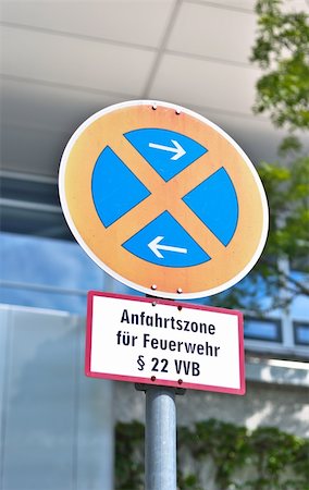 simsearch:400-04450110,k - Traffic sign "the stop is forbidden" against office building Foto de stock - Super Valor sin royalties y Suscripción, Código: 400-05335337