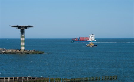 simsearch:649-05950818,k - container ship passing a tugboat at the entrance of Rotterdam harbor Foto de stock - Super Valor sin royalties y Suscripción, Código: 400-05336368