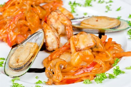 simsearch:400-05939167,k - Shrimps mussels and squid tasty seafood dish Photographie de stock - Aubaine LD & Abonnement, Code: 400-05337331