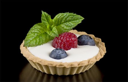simsearch:400-08110674,k - Yogurt with raspberries and blueberries on black background Stockbilder - Microstock & Abonnement, Bildnummer: 400-05338207