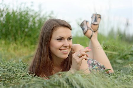 Young girl on the grass.casual style.soft make-up. Photographie de stock - Aubaine LD & Abonnement, Code: 400-05338472