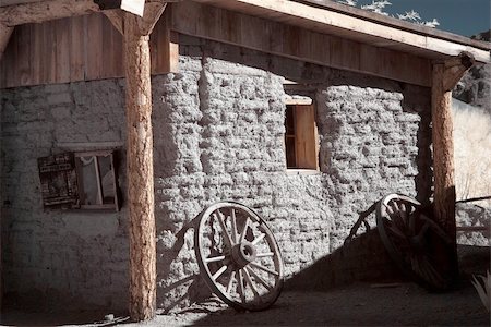 sonora - Old style western adobe building with wagon wheels Stockbilder - Microstock & Abonnement, Bildnummer: 400-05338526