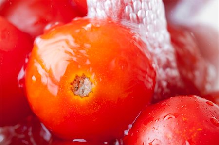 simsearch:400-04753423,k - Fresh cherry tomatoes being washed Photographie de stock - Aubaine LD & Abonnement, Code: 400-05338627