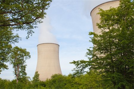 Nuclear Power Plant in the middle of the forest Foto de stock - Super Valor sin royalties y Suscripción, Código: 400-05339152