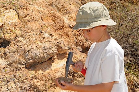 palaeontology - Young boy studing geology out in the field Foto de stock - Super Valor sin royalties y Suscripción, Código: 400-05339237